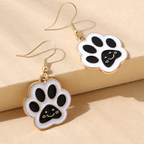 Dangling Paw Shaped Toe Beans Design Earrings 🐾 - Picture 4 of 4
